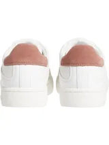 Zapatillas urbanas Calvin Klein Jeans de cuero blanco con detalles en beige y rosa. Presentan el logo "CK" en el lateral y la inscripción "Calvin Klein Jeans" en la suela.