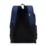 Mochila urbana de la NBA con diseño de los Dallas Mavericks, color azul marino. Cuenta con compartimento para notebook, bolsillos internos y externos para organización, y correas acolchadas ajustables con panel trasero de malla transpirable.