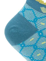 Medias cortas de fibra de bambú color celeste, con diseño geométrico mallado en tono azul, detalle de ondas amarillas en el borde superior y talón y puntera lisos.