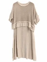 Vestido largo beige, con diseño de doble capa que combina tejido de red y tela lisa, cuello redondo y mangas cortas con detalles deshilachados en los bordes.