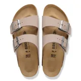 Sandalias Birkenstock modelo Arizona con dos correas ajustables con hebillas metálicas, plantilla anatómica de corcho y suela de goma antideslizante.