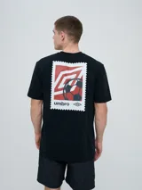 Remera de manga corta color beige, con cuello redondo y diseño holgado. Cuenta con un pequeño estampado rectangular en el pecho con motivo futbolero.