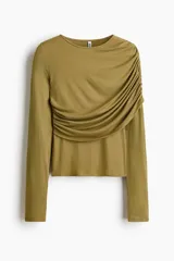 Top de manga larga color verde militar, confeccionado en punto elástico de viscosa, con cuello redondo y diseño drapeado asimétrico en el delantero.