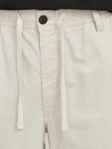 Short de corte relajado con tiro medio, confeccionado en tejido canvas de algodón y lino. Presenta cierre de cremallera, cordón ajustable en la cintura, bolsillos laterales y bolsillos traseros.