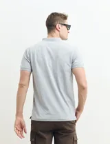 Chomba verde con cuello polo y tapeta de dos botones.