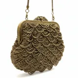 Bolso de mano estilo vintage, completamente bordado con mostacillas en tono dorado formando un patrón de escamas. Cuenta con una boquilla metálica dorada con cierre a presión y una cadena metálica a tono para llevar al hombro.