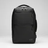 Mochila de viaje color negro con diseño funcional, compartimento para laptop y puerto USB integrado. Fabricada en material resistente al agua, cuenta con múltiples bolsillos internos y externos, y diseño antirrobo.