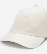 Gorra de béisbol color crudo, de algodón, con visera curva y cierre ajustable en la parte trasera.