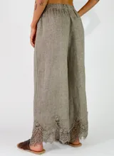 Pantalón de lino color chocolate de corte ancho y holgado, con detalle de encaje bordado en el bajo.