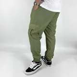 Pantalón cargo verde de nylon con puños elásticos y bolsillos laterales con solapa.