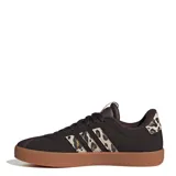 Championes urbanos Adidas modelo VL Court 3.0, color marrón oscuro con suela de goma color caramelo. Presentan las icónicas tres tiras laterales con estampado animal print y logo de la marca en la lengüeta y lateral.