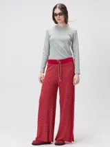 Pantalón de tejido jacquard con textura geométrica en tonos tostado y beige, de tiro medio, cintura elástica con cordón de ajuste y pierna ancha.