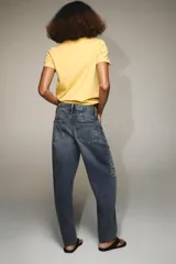 Camiseta de manga corta color rosado, con cuello redondo y corte regular. Confeccionada en tejido de punto interlock elástico y flexible.