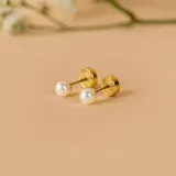 Aros abridores de oro amarillo 18k con perla de cultivo blanca.