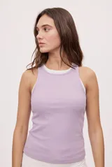 Musculosa de calce al cuerpo, confeccionada en tejido de algodón con elasticidad. Diseño sin mangas, escote redondo y largo a la cadera en color lila.