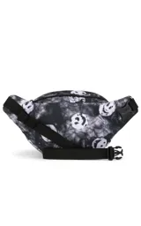 Riñonera negra de la marca JanSport, modelo Fifth Avenue, con parche frontal de la marca y cierres metálicos.