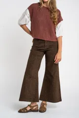 Chaleco sin mangas de tejido de punto color rosado pálido, con textura calada y acabado lurex, corte al cuerpo y cuello redondo.