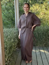 Falda larga color gris topo, de lino, con cintura elastizada y lazo lateral.