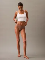 Colaless color marrón claro de microfibra suave y elástica, con logo de Calvin Klein en relieve en la cintura y bordes limpios sin costuras.