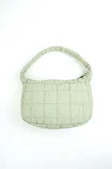 Cartera acolchada tipo shoulder bag en color verde menta, con diseño capitoné en cuadrados, asa corta integrada y cierre superior.
