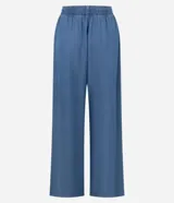Pantalón femenino de corte wide leg, color azul, confeccionado en liocel. Presenta cintura elástica con lazo y detalle de nervura frontal.
