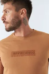 Remera básica de hombre color azul marino, de manga larga, con cuello redondo y logo estampado en el pecho.