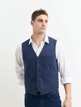 Chaleco azul marino con cierre de botones, bolsillos frontales y corte clásico.