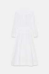 Vestido midi de estilo camisero color marrón, con cuello solapa, escote en pico y cierre frontal con botones. Presenta mangas largas, bolsillos laterales ocultos, solapas decorativas en el pecho y cinturón de lazada en el mismo tejido.