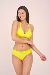 Conjunto de bikini naranja con corpiño triangular con tirantes finos y bombacha clásica.