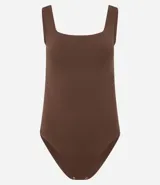 Body de poliamida color marrón, con escote cuadrado, breteles anchos y cierre inferior con botones de presión. Posee forro interno y diseño ajustado.