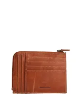 Billetera de cuero natural color caramelo, con diseño compacto y cierre perimetral. Cuenta con múltiples ranuras para tarjetas en el exterior y un compartimento interno con cierre para monedas. Incluye tecnología de protección RFID.