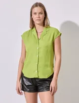 Camisa naranja de satén marca Philosophy, con cuello con solapa y abertura central con botones.