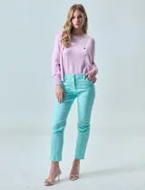 Pantalón blanco de gabardina elastizada, marca Zac & Rachel. Con pretina con pasadores, botón y cierre. Delantera con tres bolsillos. Trasera con bolsillos ojal.