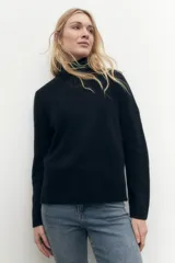 Suéter negro de tejido de punto con cuello alto.