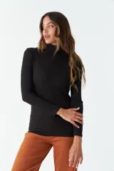 Remera de manga larga y cuello alto, confeccionada en tejido de punto acanalado color negro.