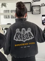 Buzo tipo half zip de algodón con efecto acid wash, cuello alto con cierre, mangas largas y puños y cintura de rib. Presenta un gran estampado en la espalda con diseño de calavera y texto.