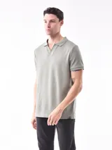 Chomba color verde claro con textura tipo waffle y cuello polo sin botones.