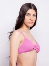 Top de bikini violeta con textura arrugada, breteles finos regulables, aro rectangular en el centro y copas desmontables.