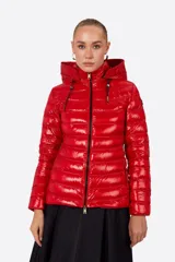 Campera puffer roja brillante con capucha y cierre frontal con cremallera negra.