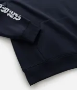 Buzo cerrado con capucha de corte relajado, color azul marino. Presenta estampa lettering en color blanco con efecto desgastado en la espalda y mangas. Incluye bolsillo tipo canguro y puños ajustados.