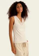 Musculosa negra sin mangas, con cuello drapeado y diseño ajustado.