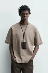 Camiseta boxy fit color verde militar con efecto lavado, confeccionada en tejido compacto de algodón, con cuello redondo y manga corta.