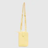 Porta documentos tipo flat purse color amarillo, con cierre perimetral y solapa frontal con broche a presión. Incluye correa larga ajustable con el logo de la marca estampado y logo de la marca en la parte inferior.