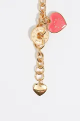 Pulsera de cadena metálica plateada con cierre de mosquetón. Presenta múltiples dijes colgantes en forma de corazón y discos circulares esmaltados en colores rosado, naranja, amarillo, verde y bordó, con el logo de la marca grabado en cada pieza.