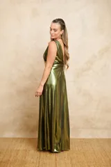 Vestido largo metalizado de color verde militar, con escote en V profundo, corte imperio y falda evasé fluida.