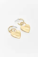 Aros tipo argolla dorados con dije colgante en forma de corazón texturizado y cierre de presión.