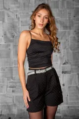 Top negro con tirantes finos y detalles de strass.
