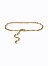 Cinturón dorado de cadena gruesa con eslabones entrelazados, hebilla metálica y detalle de cadena larga con punta.