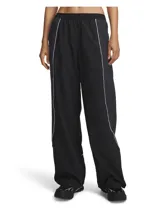 Pantalón deportivo negro de corte holgado, confeccionado en tejido ripstop ultrarresistente con acabado brillante. Cuenta con cintura elástica, bolsillos laterales con cierre y detalles de ribetes blancos en los laterales.