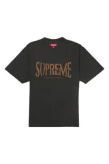 Remera de manga corta Supreme en color negro con efecto lavado, presenta un estampado frontal con el logo de la marca en tipografía estilo graffiti con textura flocada y el texto New York MCMXCIV.